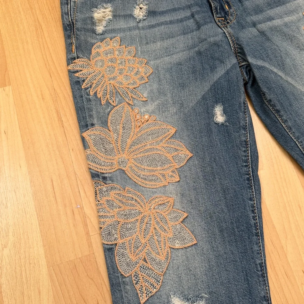 Miss Me Floral Embroidered Distressed Boyfriend Jeans Size 29 💙 - Picture 2 of 9